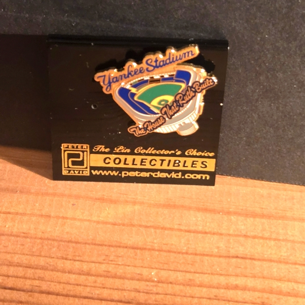 NEW VINTAGE NEW YORK YANKEES STADIUM THE HOUSE THAT RUTH BUILT PIN ON CARD